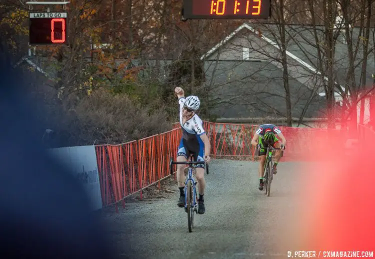 Jack Kisseberth holding off Curtis White at the 2017 Supercross © D. Perker / Cyclocross Magazine