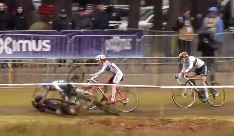 Sophie de Boer hit the deck, taking down Laura Verdonschot. Elite Women, 2017 Krawtencross, Lille. Ijsboerke Ladies Trophy series.