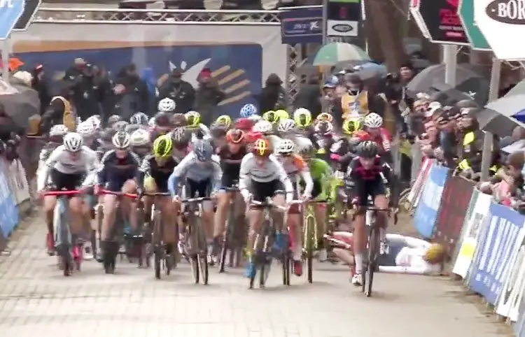 The start was marred by a bad crash starting with Nikki Brammeirer. Elite Women, 2017 Krawtencross, Lille. Ijsboerke Ladies Trophy series.