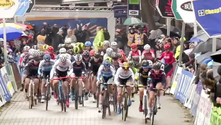 The start was marred by a bad crash at the back. Elite Women, 2017 Krawtencross, Lille. Ijsboerke Ladies Trophy series.