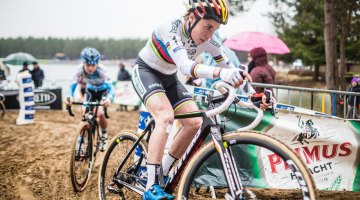 Sanne Cant leads Laura Verdonschot with Maud Kaptheijns hiding out back. 2017 Krawatencross, Lille. © M. Hilger / Cyclocross Magazine