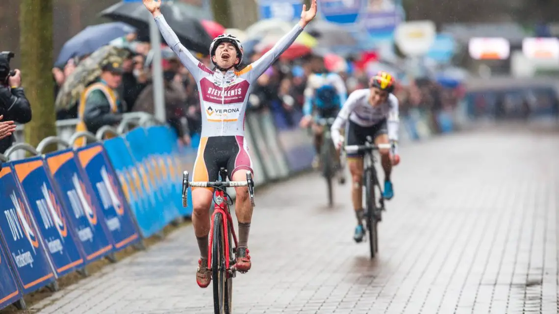 Maud Kaptheijns upsets World Champ Sanne Cant at 2017 Krawatencross, Lille. © M. Hilger / Cyclocross Magazine