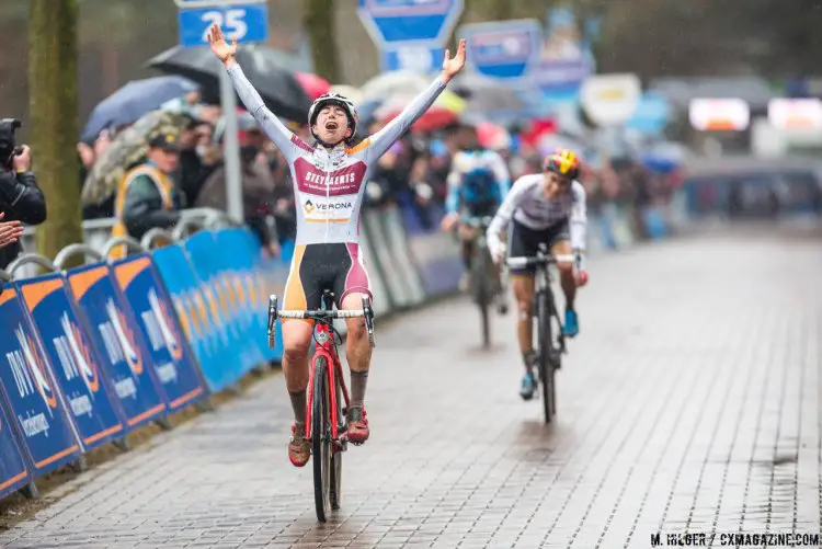 Maud Kaptheijns upsets World Champ Sanne Cant at 2017 Krawatencross, Lille. © M. Hilger / Cyclocross Magazine