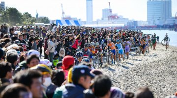 Some estimated the crowds to be 20,000 strong. 2017 CX Tokyo. © Kei Tsuji