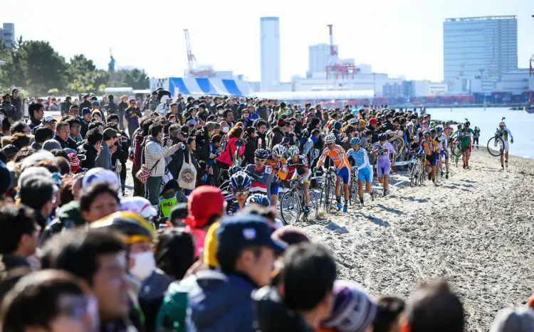 Some estimated the crowds to be 20,000 strong. 2017 CX Tokyo. © Kei Tsuji