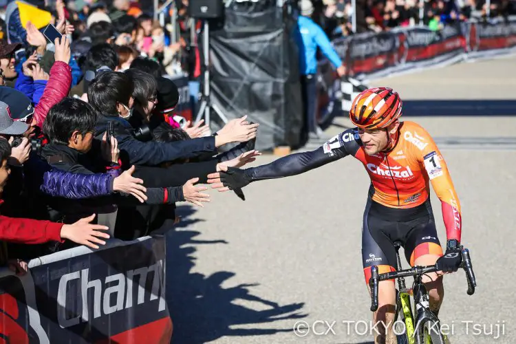 Steven Chainel celebrates his victory with the fans. 2017 CX Tokyo. © Kei Tsuji