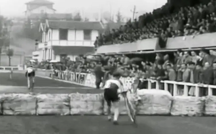 No hopping here, and downtube grabs are mandatory. TBT - Throwback Thursday video to cyclocross in the Basque region of Spain, from 1956-1970.