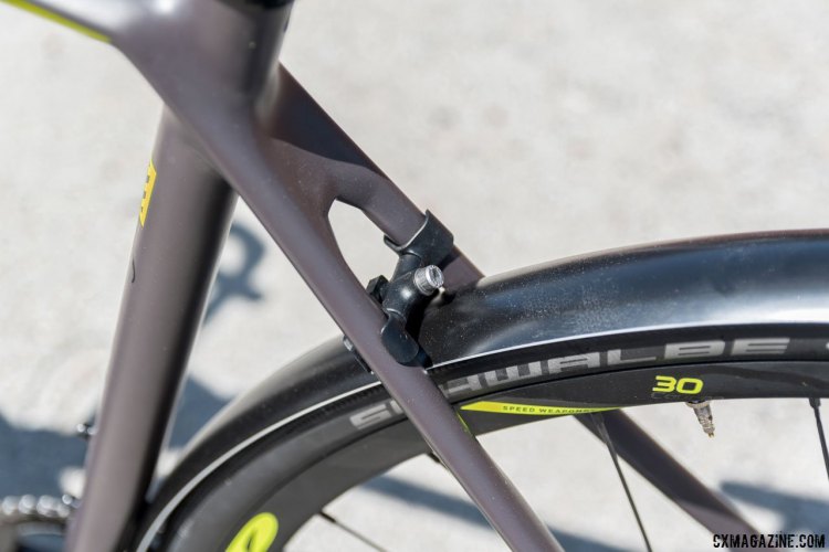 The included custom fenders for the Paralane have a seatstay mount for the bridgeless seatstay design. The SRAM Apex-equipped Focus Paralane Factory country road bike. © C. Lee / Cyclocross Magazine
