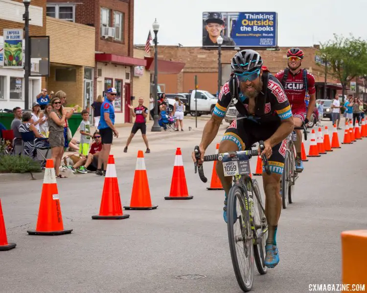 Jake Wells overtakes Menso de Jong for second. 2017 Dirty Kanza gravel race. © Christopher Nichols