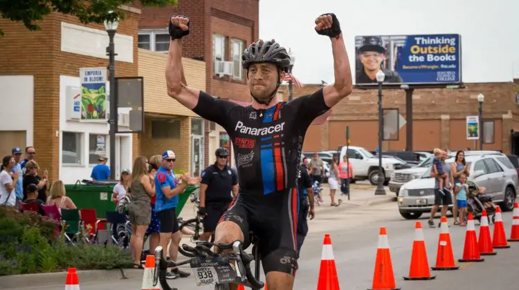 Mat Stephens thought outside the books to get aero to win the 2017 Dirty Kanza gravel race. © Christopher Nichols