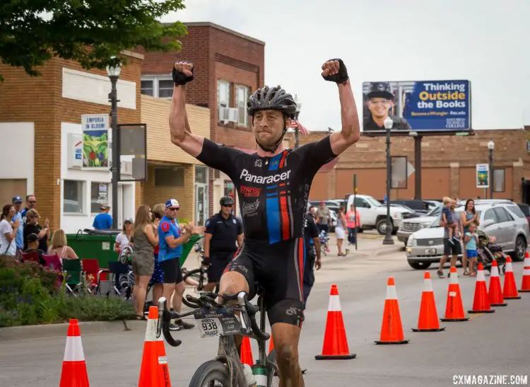 Mat Stephens thought outside the books to get aero to win the 2017 Dirty Kanza gravel race. © Christopher Nichols