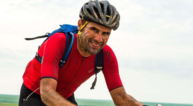 Despite an untimely flat tire while in the group and top 10 ambitions, Neil Shirley had a lot to smile about with his 2017 Dirty Kanza race. © Ian Matteson / ENVE