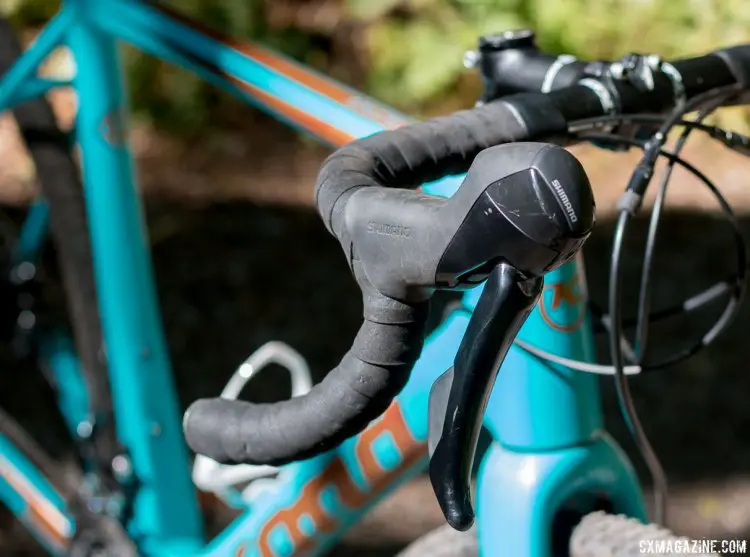 The Shimano 105 STI hydraulic levers on the 2018 Kona Major cyclocross bike looks bulbous and clunky, but function as well as higher-end items. © Cyclocross Magazine