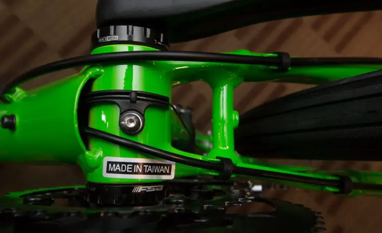 The 2018 Kona Rove alloy models features easy access full-length housing routing and big tire clearance. © Cyclocross Magazine