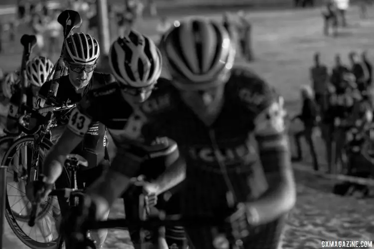 Cody Kaiser runs the sand in a paceline of chasers. 2017 CrossVegas Elite Men. © A. Yee / Cyclocross Magazine