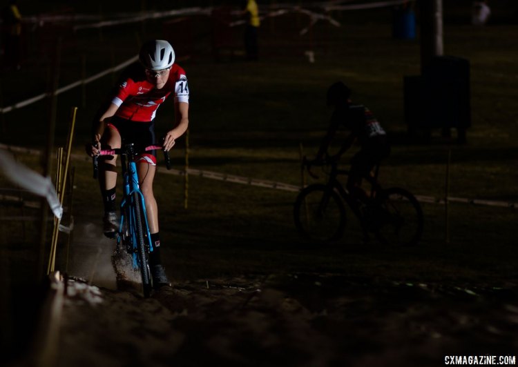 Laurel Rathbun practices the sand pit before her race. 2017 CrossVegas, Elite Women. © A. Yee / Cyclocross Magazine