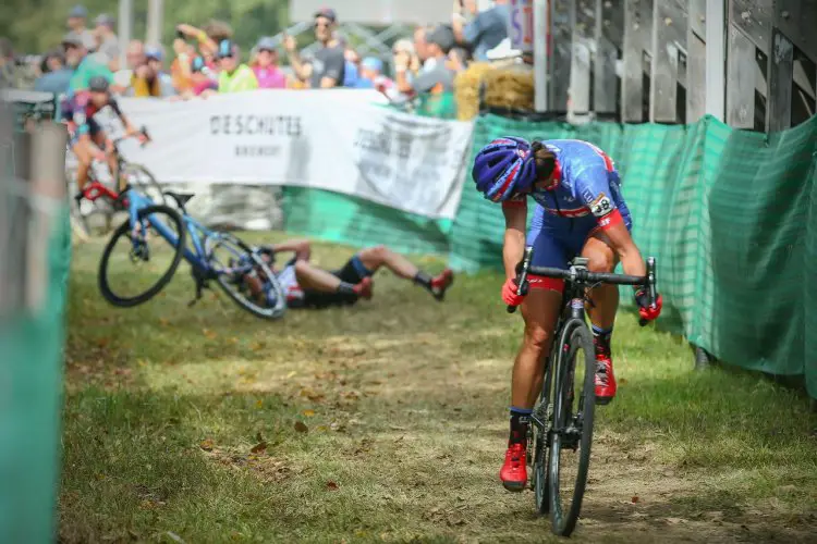 Katerina Nash looks back at Katie Compton after she crashed at the bottom of Mt. Krumpit. © Photopress.be