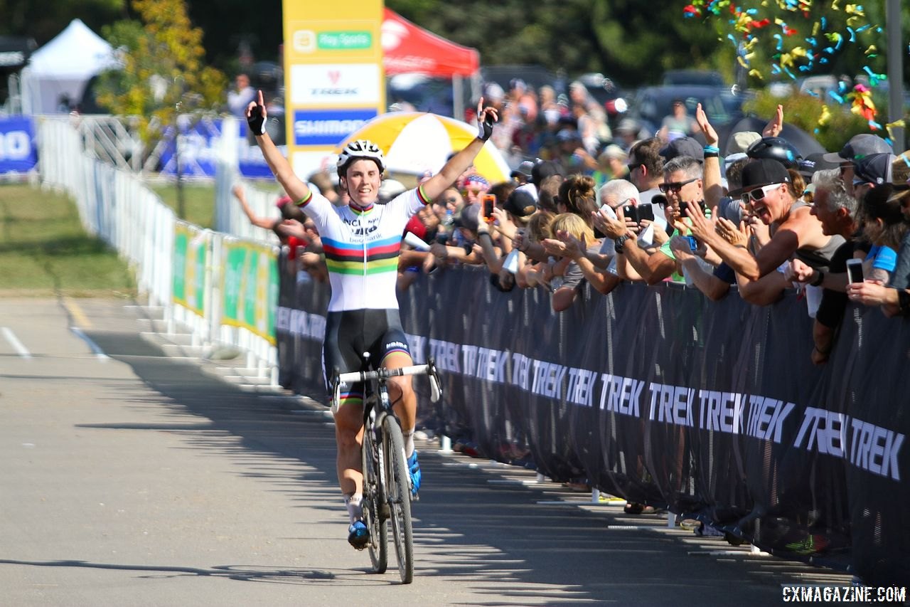 Sanne Cant won at World Cup Waterloo in 2017. 2017 World Cup Waterloo Women.. © D. Mable / Cyclocross Magazine