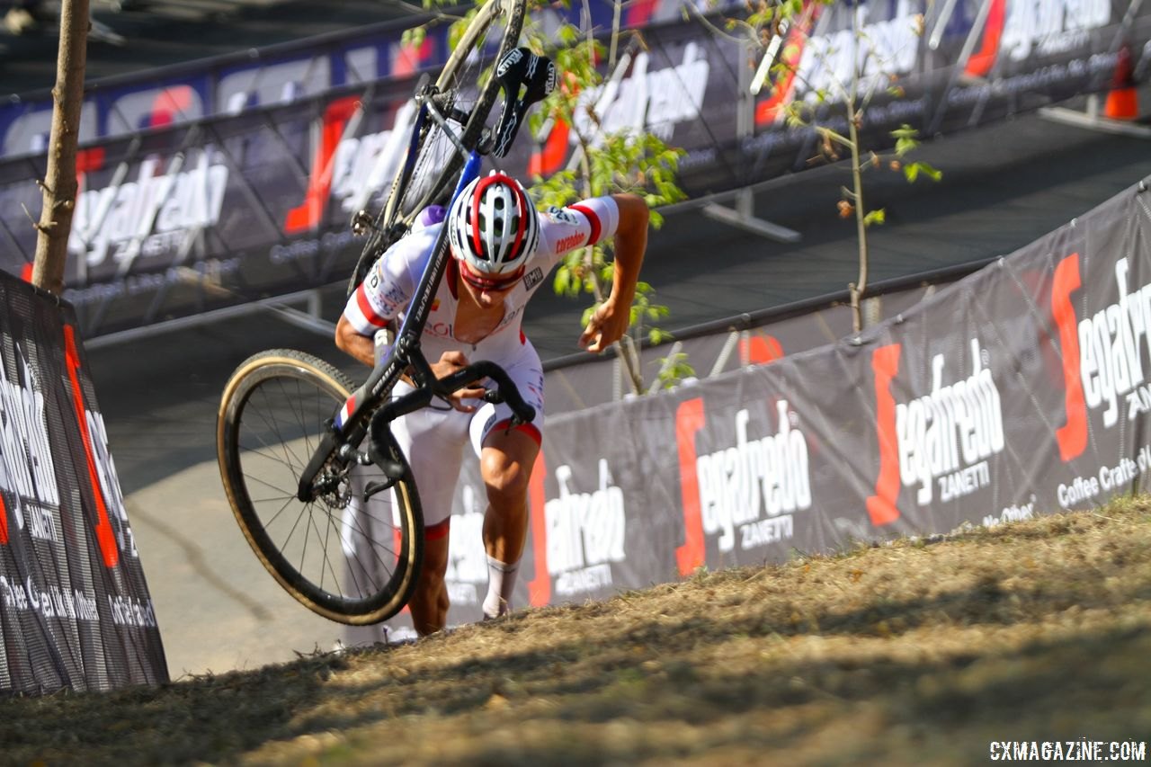 Doesn't matter what tread you're running on a run-up. 2017 World Cup Waterloo Men. © D. Mable / Cyclocross Magazine