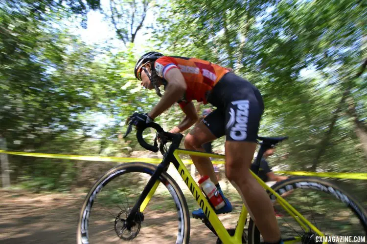 Lucie Chainel puts in an effort at the 2017 World Cup Waterloo Elite Women. © D. Mable / Cyclocross Magazine