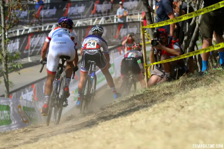 The women head down one of the tough descents. 2017 World Cup Waterloo Elite Women. © D. Mable / Cyclocross Magazine