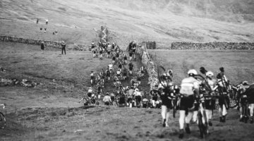 The first climb up Simon Fell leads to Ingleborough. 2017 Three Peaks Cyclocross. © D. Monaghan / Cyclocross Magazine
