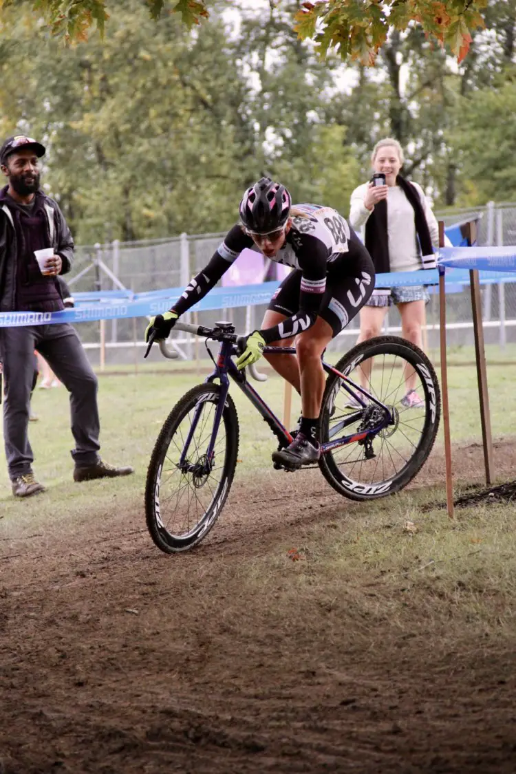 Serena Bishop-Gordon (Liv-Giant) perfectly eye's her radius. © M. Estes / Cyclocross Magazine