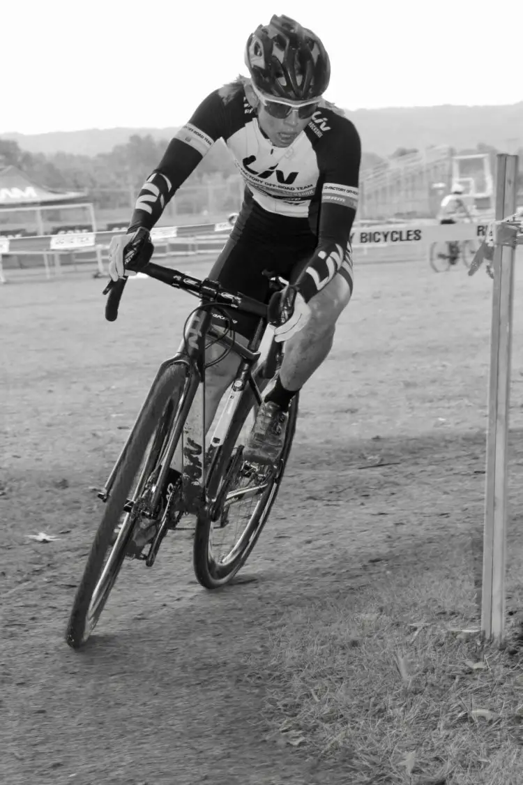 Liv-Giant's Serena Bishop Gordon trying to keep Anne Davis-Usher in her sights. © M. Estes / Cyclocross Magazine