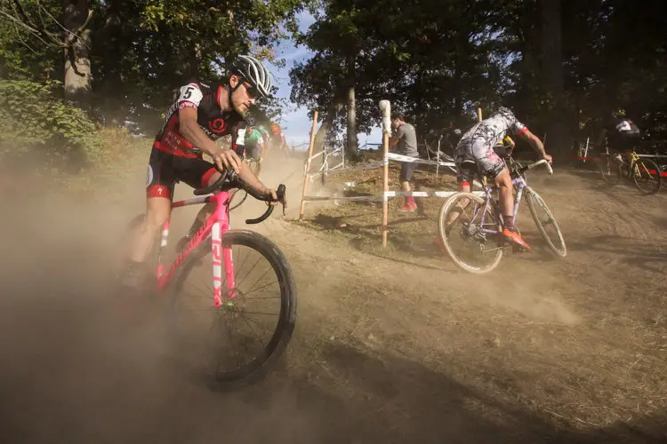 Tristan Cowie goes wide in the dusty corner, chasing Anthony Clark. Elite Men, 2017 DCCX Day 1. © Bruce Buckley