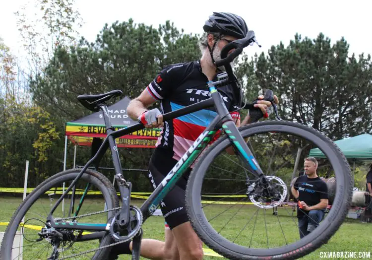 Greg Ferguson, the Tallest Man in Cyclocross, carries his new tall bike over the barriers. 2017 Grafton Pumpkin Cross. © Z. Schuster / Cyclocross Magazine