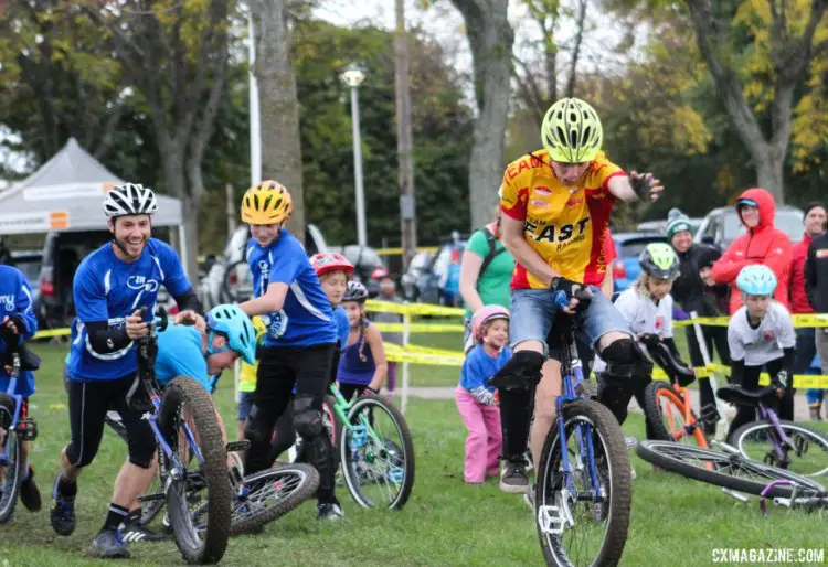 The Unicross race featured a Le Mans style start. 2017 Fitcherona Cross Omnium - McGaw Park. © Z. Schuster / Cyclocross Magazine