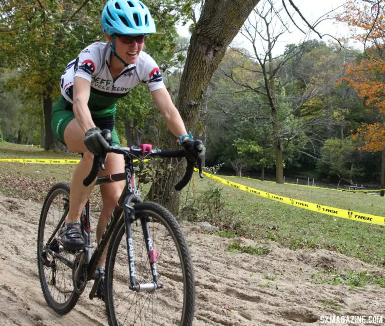 Holly Lavesser heads through the sand. 2017 Grafton Pumpkin Cross. © Z. Schuster / Cyclocross Magazine