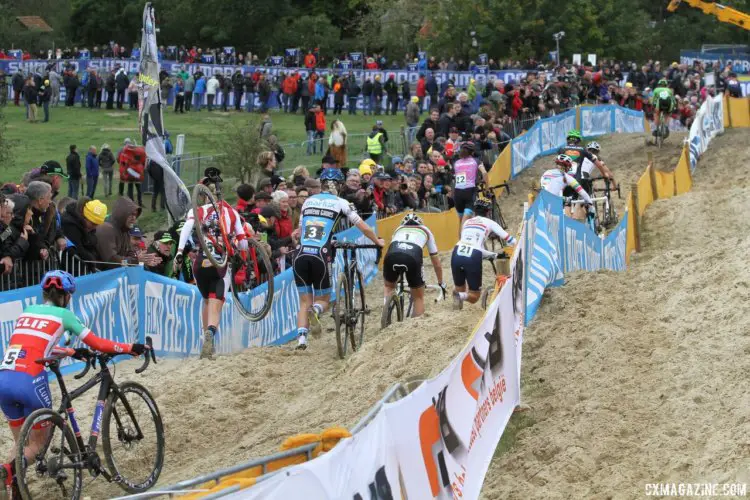The Women make their way through the sand early in the race. 2017 World Cup Koksijde. © B. Hazen / Cyclocross