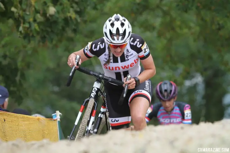 Lucinda Brand got out to a fast start. 2017 World Cup Koksijde. © B. Hazen / Cyclocross 