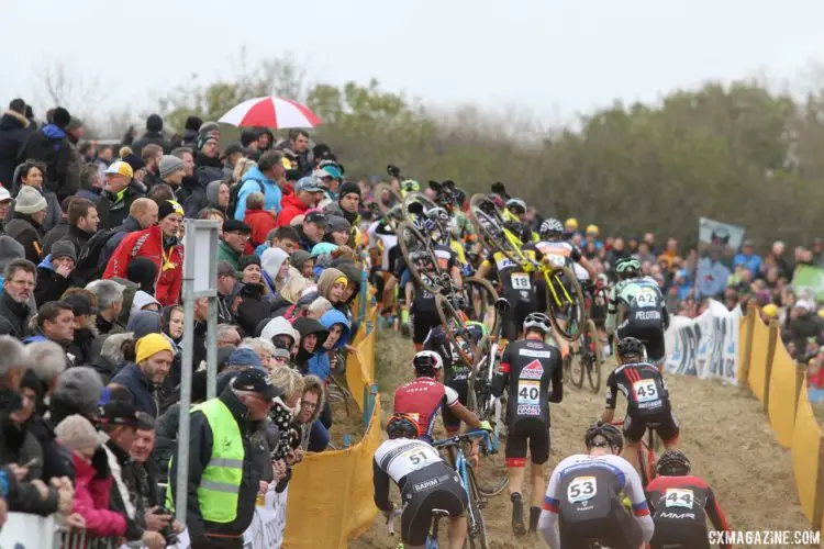 Riders make their way through the mayhew in the sand early in the race. 2017 World Cup Koksijde. © B. Hazen / Cyclocross 