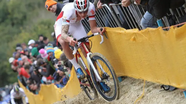 Mathieu van der Poel works to find a good line. 2017 World Cup Koksijde. © B. Hazen / Cyclocross