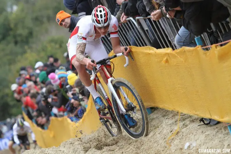 Mathieu van der Poel works to find a good line. 2017 World Cup Koksijde. © B. Hazen / Cyclocross