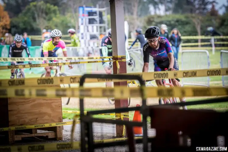 A group of B's enter the barn. 2017 Surf City Cyclocross © J. Vander Stucken / Cyclocross Magazine