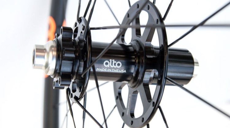 Hi-lo flange rear hub has high flange on the drive side with 14 radial spokes. The low flange brake rotor side has 14 X2 spokes. © C. Lee / Cyclocross Magazine