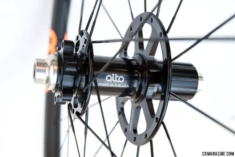 Hi-lo flange rear hub has high flange on the drive side with 14 radial spokes. The low flange brake rotor side has 14 X2 spokes. © C. Lee / Cyclocross Magazine