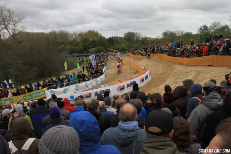 Fans gather around one of the famed Koksijde dunes. 2017 World Cup Koksijde. © B. Hazen / Cyclocross Magazine