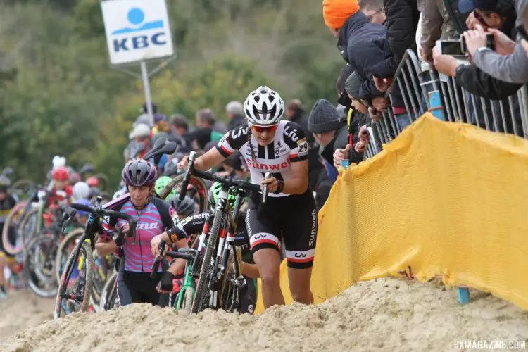 Lucinda Brand (Sunweb) ran and rode to a sixth-place finish in her first cyclocross race of the year. 2017 World Cup Koksijde. © B. Hazen / Cyclocross Magazine