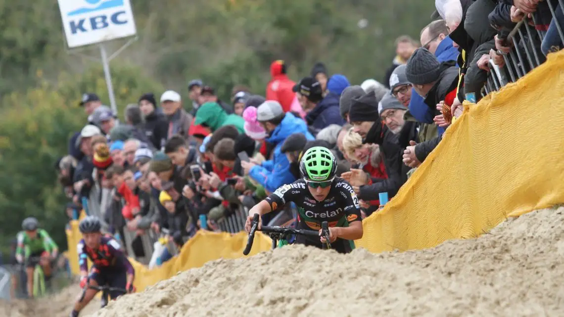 Maud Kaptheijns (Crelan-Charles) appears over the sand as other riders chase her early on. 2017 World Cup Koksijde. © B. Hazen / Cyclocross Magazine