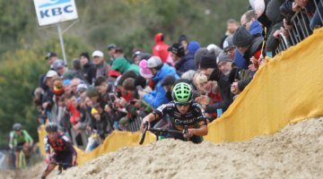 Maud Kaptheijns (Crelan-Charles) appears over the sand as other riders chase her early on. 2017 World Cup Koksijde. © B. Hazen / Cyclocross Magazine