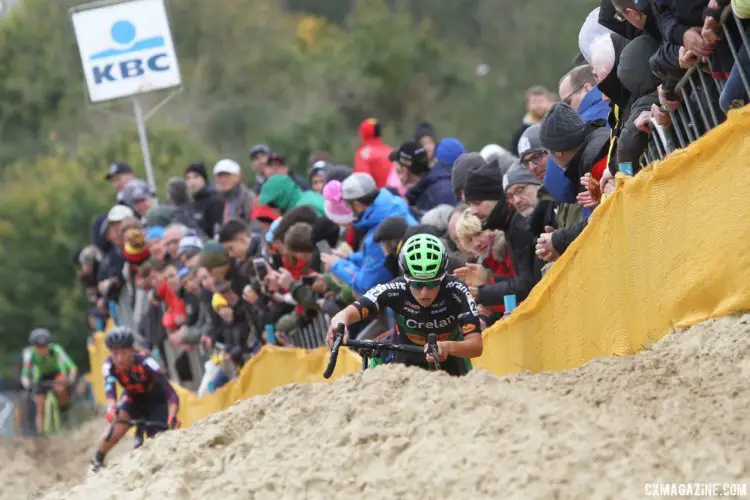 Maud Kaptheijns (Crelan-Charles) appears over the sand as other riders chase her early on. 2017 World Cup Koksijde. © B. Hazen / Cyclocross Magazine