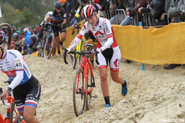 Annemarie Worst (ERA-Circus) grits her way through one of the dunes. 2017 World Cup Koksijde. © B. Hazen / Cyclocross Magazine