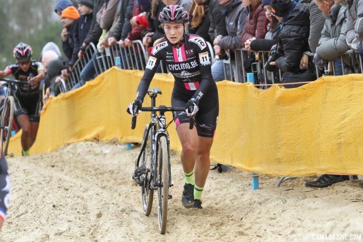 Elle Anderson (Cycling.be - Alphamotorhomes Ladies) runs through a tough section of sand. 2017 World Cup Koksijde. © B. Hazen / Cyclocross Magazine