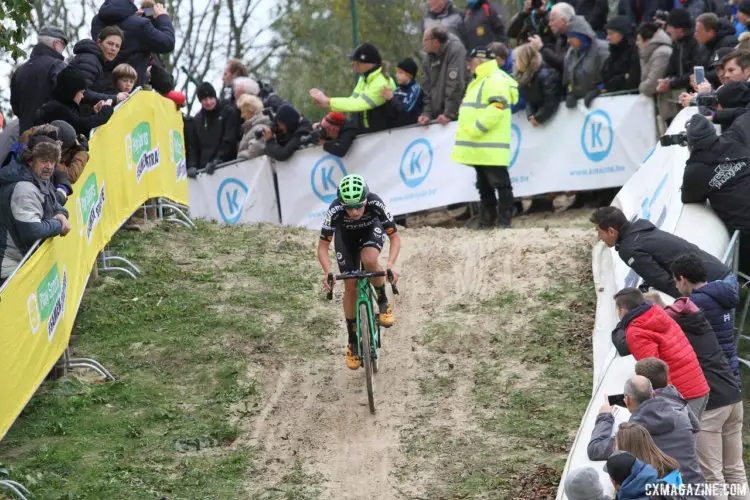 Maud Kaptheijns (Crelan-Charles) handles a descent as fans cheer her on. 2017 World Cup Koksijde. © B. Hazen / Cyclocross Magazine