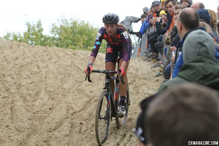 Sophie de Boer (Parkhotel Valkenburg - Destil Cycling) tackles a descent as fans look on. 2017 World Cup Koksijde. © B. Hazen / Cyclocross Magazine