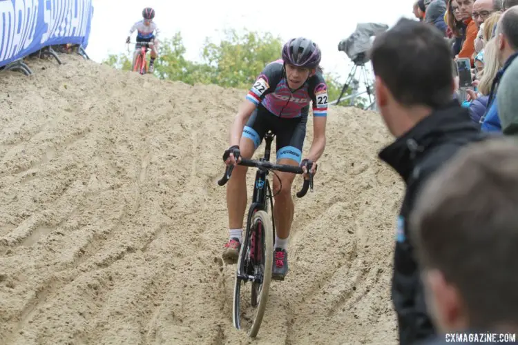 Helen Wyman (Kona Factory Racing) navigates the treacherous sand. 2017 World Cup Koksijde. © B. Hazen / Cyclocross Magazine